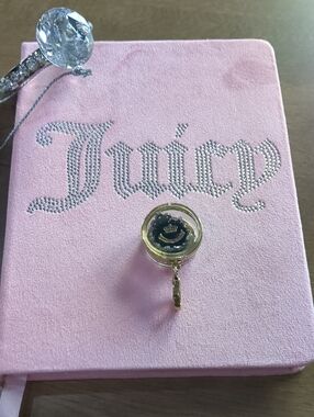 Juicy Couture TIARA IN GLASS CHARM